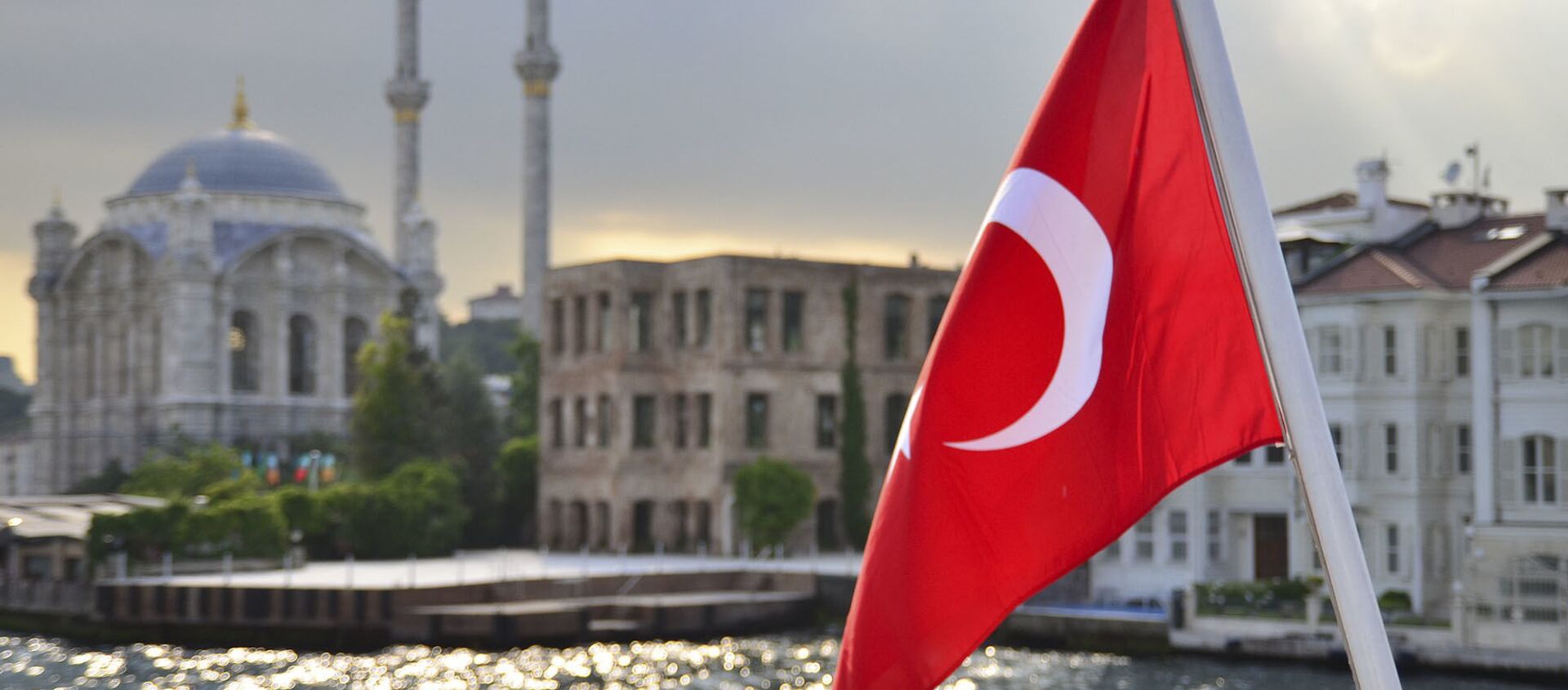 Турецкий флаг на фоне стамбульского пейзажа - Sputnik Абхазия, 1920, 13.04.2021