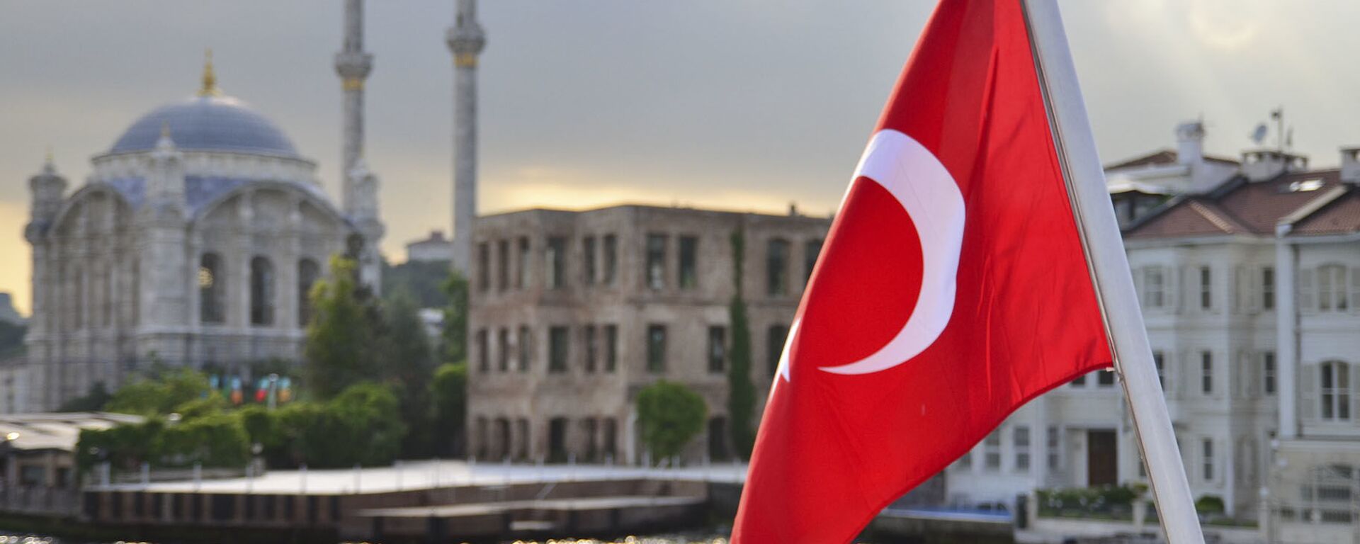 Турецкий флаг на фоне стамбульского пейзажа - Sputnik Абхазия, 1920, 13.04.2021