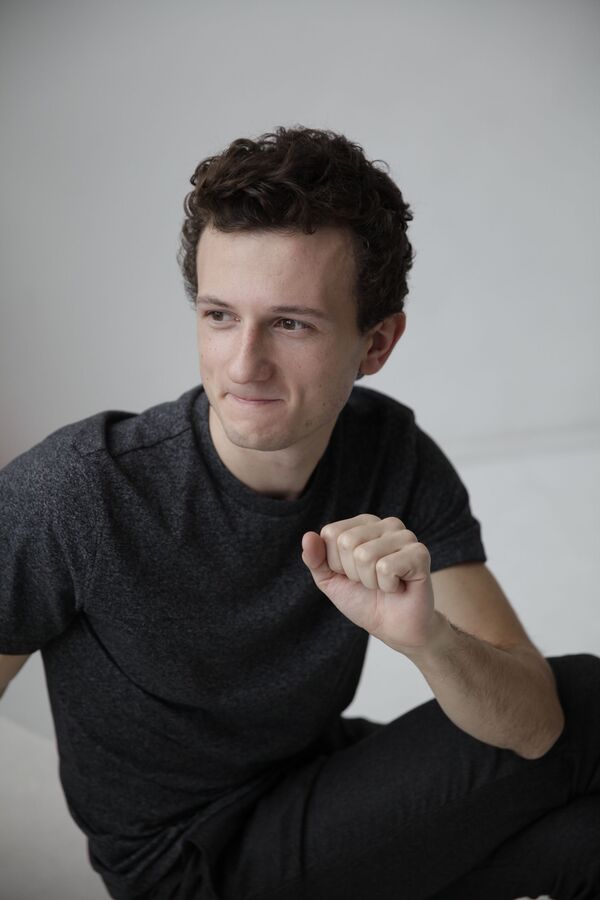 Сердитый Джигарханян и селфи с поклонницами: как живется в России абхазским актерам Сердитый Джигарханян и селфи с поклонницами: как живется в России абхазским актерам - Sputnik Абхазия