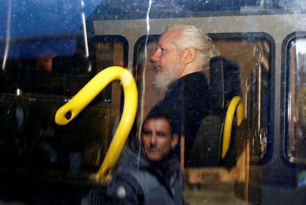 Основатель WikiLeaks Джулиан Ассанж в полицейском фургоне после того, как британская полиция арестовала его в посольстве Эквадора в Лондоне - Sputnik Абхазия