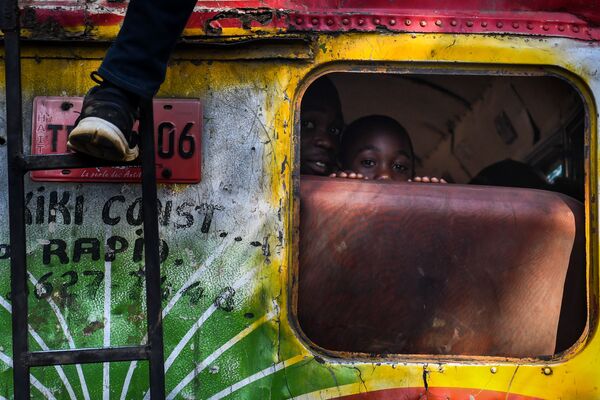 Мальчики в автобусе в Порт-о-Пренсе, Гаити - Sputnik Абхазия
