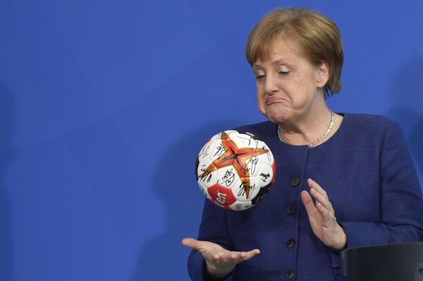 Канцлер Германии Ангела Меркель с мячом для гандбола - Sputnik Абхазия