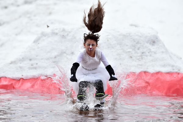 Участник юмористического конкурса «Californication 9.0», посвященного окончанию зимнего сезона, катается на лыжах в бассейне близ города Логойск, Белоруссия - Sputnik Абхазия