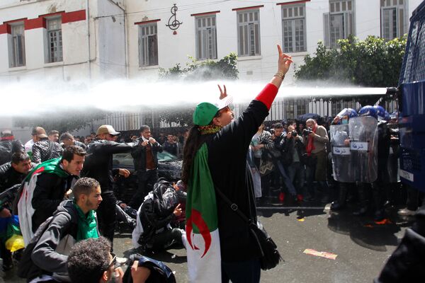 Антиправительственные демонстрации в столице Алжира  - Sputnik Абхазия