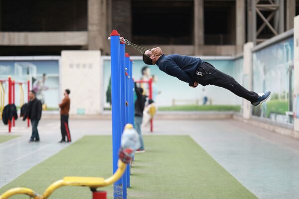 Упражнения для шеи в спортивном комплексе Китая - Sputnik Абхазия