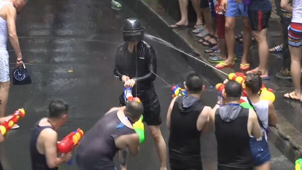 Водные бои на улицах Бангкока: Таиланд празднует Новый год - Sputnik Абхазия