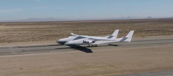 Двухфюзеляжный шестимоторный самолет, созданный компанией Stratolaunch Systems. Архивное фото Двухфюзеляжный шестимоторный самолет, созданный компанией Stratolaunch Systems. Архивное фото - Sputnik Абхазия