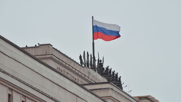 Флаг на здании министерства обороны РФ на Фрунзенской набережной в Москве - Sputnik Абхазия