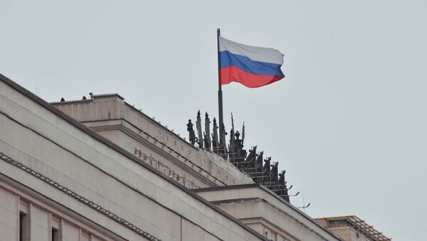 Флаг на здании министерства обороны РФ на Фрунзенской набережной в Москве - Sputnik Абхазия
