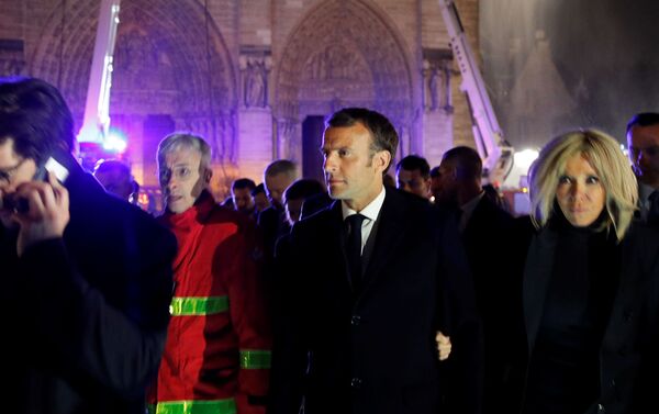 Президент Франции Эмманюэль Макрон с женой на месте пожара в соборе Парижской Богоматери - Sputnik Абхазия
