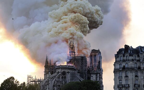 Дым от пожара над собором Парижской Богоматери - Sputnik Абхазия