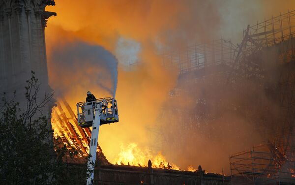 Пожарные во время тушения пожара в соборе Парижской Богоматери - Sputnik Абхазия