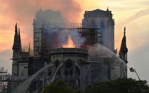Пожарные тушат пожар в соборе Парижской Богоматери - Sputnik Абхазия