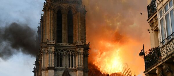Пожар в соборе Парижской Богоматери Пожар в соборе Парижской Богоматери - Sputnik Абхазия