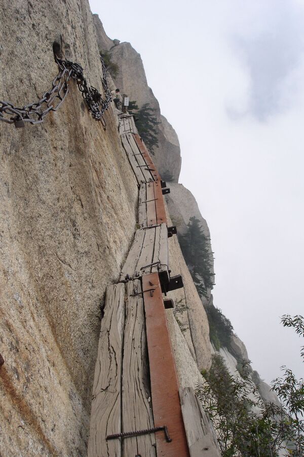 Овринг Thousand feet, специально проложенный для развлечения туристов на китайской горе Хуашань - Sputnik Абхазия