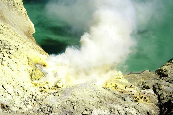 Кальдера вулкана Иджен, в которой раположено сернистое озеро Кавах Иджен, Индонезия - Sputnik Абхазия