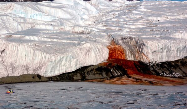 Кровавый водопад — кроваво-красный от большого содержания оксида железа поток, вытекающий из ледника Тейлора в Сухих долинах Мак-Мердо в Восточной Антарктиде - Sputnik Абхазия