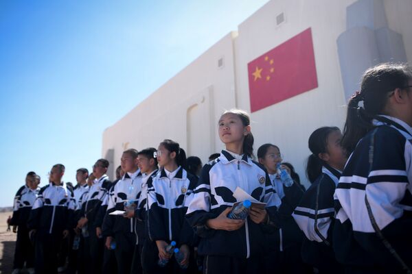 Группа детей во время визита на китайскую базу Mars Base 1, расположенную в пустыне Гоби в китайской провинции Ганьсу - Sputnik Абхазия