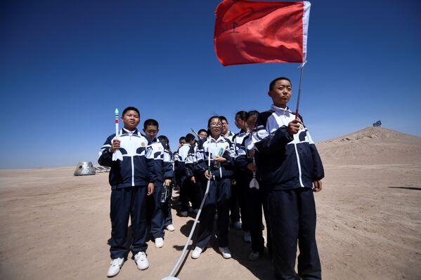 Группа детей во время визита на китайскую базу Mars Base 1, расположенную в пустыне Гоби в китайской провинции Ганьсу - Sputnik Абхазия