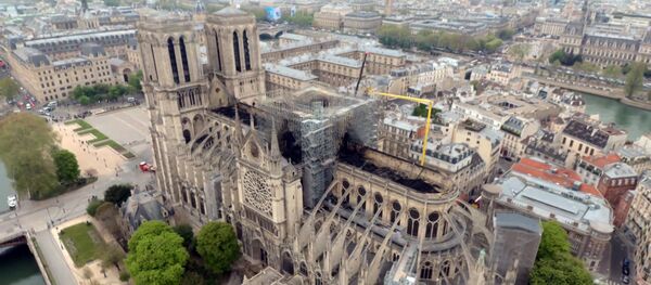 Франция: первые кадры сгоревшего Нотр-Дама, снятые дроном Франция: первые кадры сгоревшего Нотр-Дама, снятые дроном - Sputnik Абхазия
