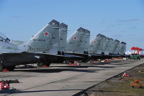 Многоцелевые истребители МиГ-29 на аэродроме Кубинка перед началом репетиции воздушной части парада Победы - Sputnik Абхазия