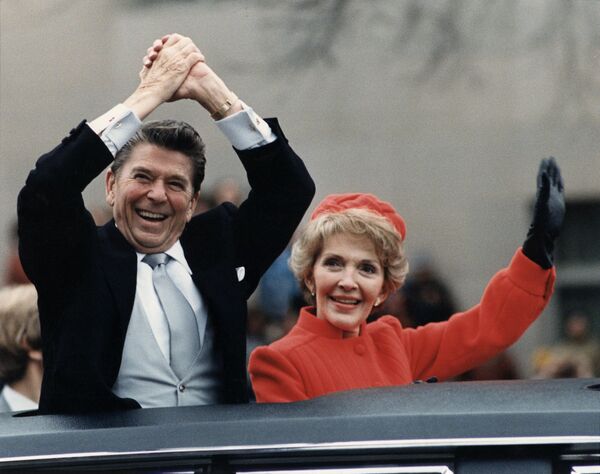 Рональд Рейган с супругой Нэнси во время инаугурационного парада в Вашингтоне, 1981 год - Sputnik Абхазия