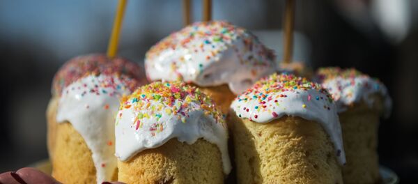 Освящение пасхальных куличей и яиц в Великую субботу Освящение пасхальных куличей и яиц в Великую субботу - Sputnik Абхазия