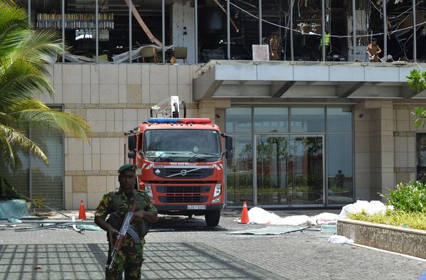 Полиция у гостиницы после серии взрывов на Шри-Ланке  - Sputnik Абхазия
