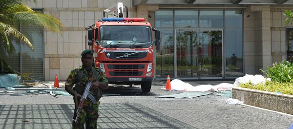 Полиция у гостиницы после серии взрывов на Шри-Ланке  - Sputnik Абхазия