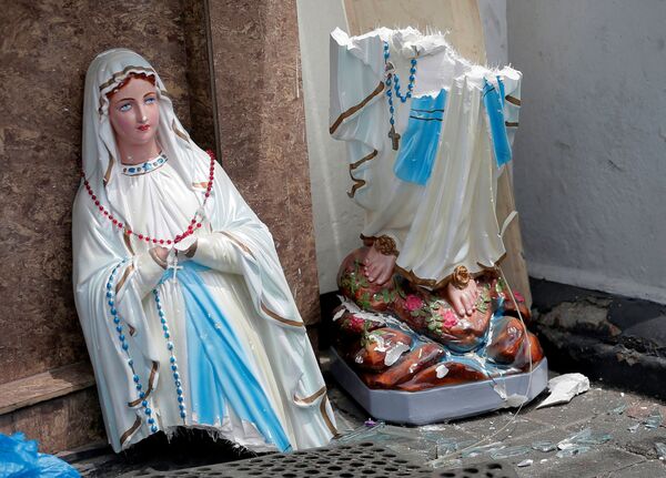 Сломанная статуя Девы Марии после серии взрывов на Шри-Ланке  - Sputnik Абхазия
