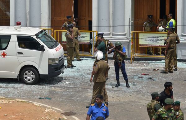 Солдаты и скорая помощь на месте взрыва в Коломбо, Шри-Ланка  - Sputnik Абхазия