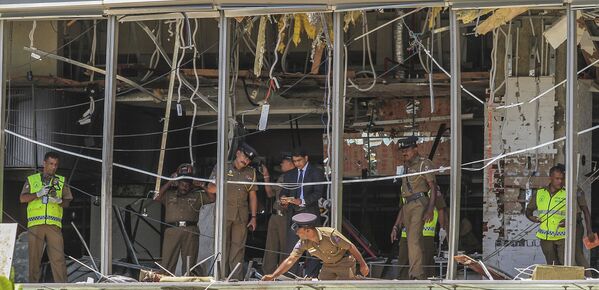 Полицейские на месте взрыва в Коломбо, Шри-Ланка - Sputnik Абхазия