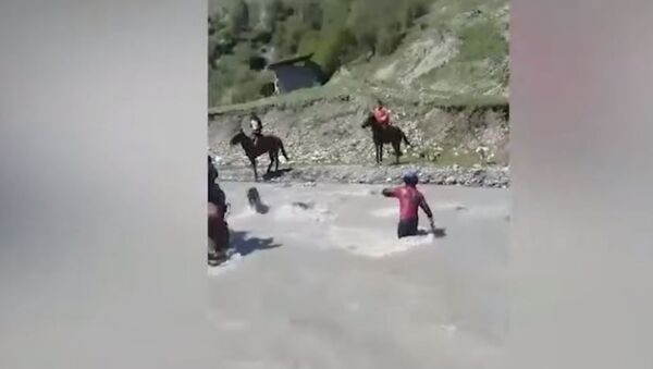 Река уносила игрока кок-бору и его лошадь — видео, снятое в Кыргызстане - Sputnik Абхазия