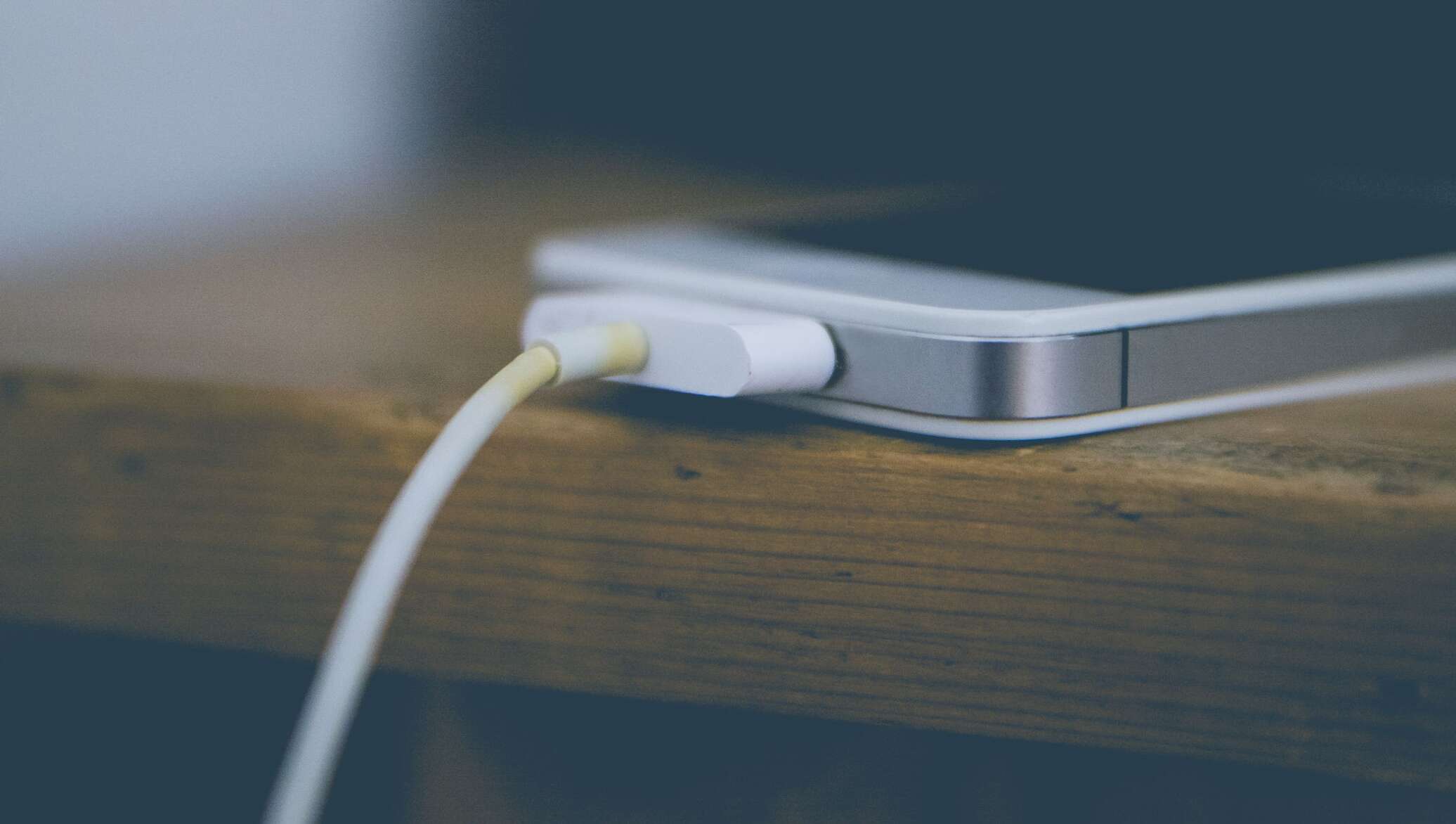 Севший айфон. Телефон то заряжает то нет. Мобильник на зарядке. Телефон то заряжает то нет. Почему телефон перестал заряжаться.