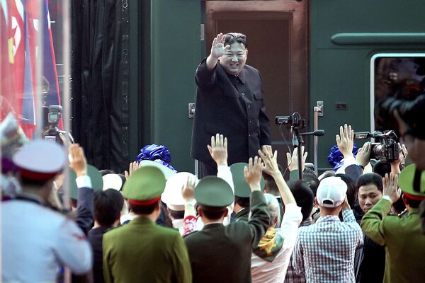 Лидер КНДР Ким Чен Ын у своего поезда во Вьетнаме - Sputnik Абхазия