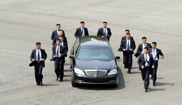 Бодигарды лидера КНДР Ким Чен Ына вокруг его машины в Южной Корее  - Sputnik Абхазия