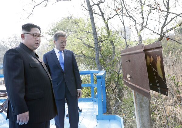 Лидер КНДР Ким Чен Ын и президент Южной Кореи Мун Джэин во время встречи в Южной Корее  - Sputnik Абхазия