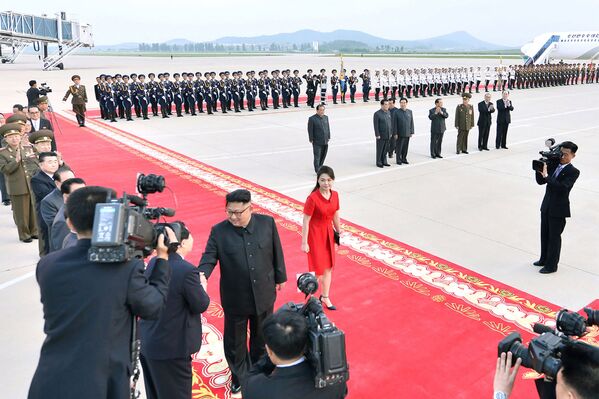 Лидер КНДР Ким Чен Ын и его жена Ли Соль Чжу в международном аэропорту Пхеньяна - Sputnik Абхазия
