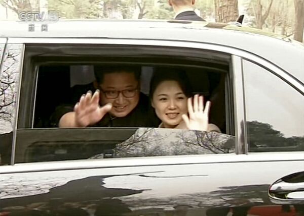 Лидер КНДР Ким Чен Ын с женой Ли Соль Чжу в Пекине - Sputnik Абхазия