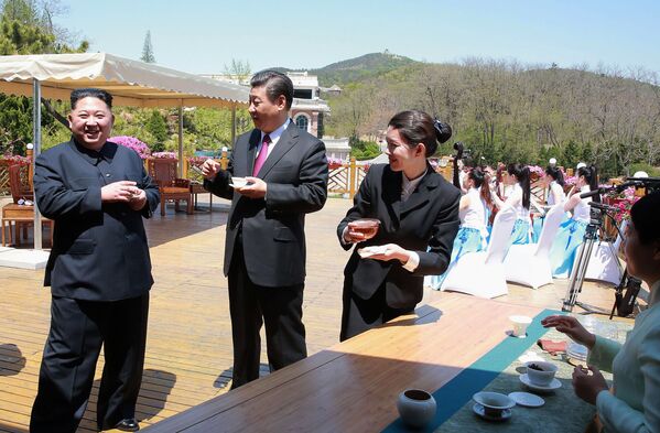 Лидер Северной Кореи Ким Чен Ын пьет чай с председателем КНР Си Цзиньпином в китайском городе Далянь - Sputnik Абхазия