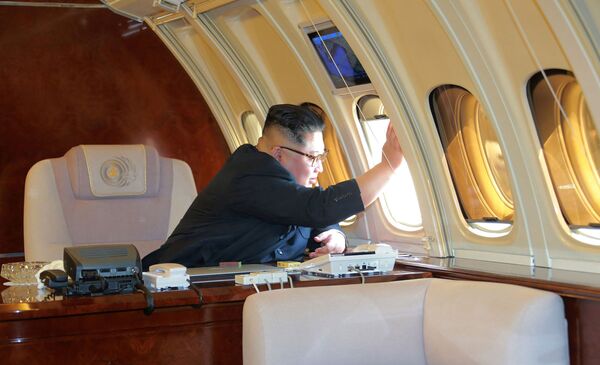 Лидер КНДР Ким Чен Ын в личном самолете перед вылетом из Пекина - Sputnik Абхазия