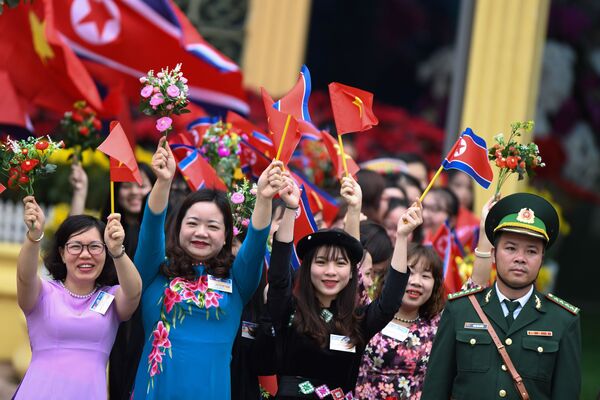 Вьетнамцы приветствуют лидера КНДР Ким Чен Ына на железнодорожном вокзале Dong Dang - Sputnik Абхазия