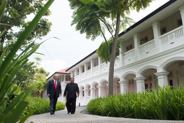 Президент США Дональд Трамп и лидер КНДР Ким Чен Ына в Сингапуре  - Sputnik Абхазия