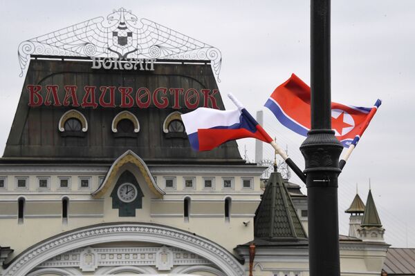 Флаги России и КНДР на железнодорожном вокзале Владивостока, куда прибудет поезд председателя КНДР Ким Чен Ына - Sputnik Абхазия