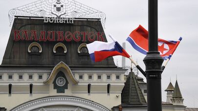 Флаги России и КНДР на железнодорожном вокзале Владивостока, куда прибудет поезд председателя КНДР Ким Чен Ына