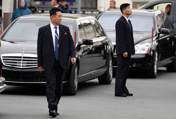 Охрана у автомобиля лидера КНДР Ким Чен Ына во Владивостоке  - Sputnik Абхазия