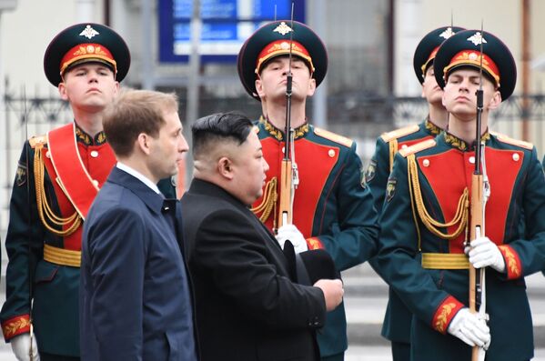 Лидер КНДР Ким Чен Ын на торжественной церемонии встречи во Владивостоке - Sputnik Абхазия