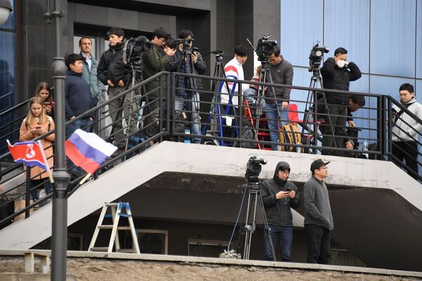Журналисты на железнодорожном вокзале Владивостока, куда прибудет поезд председателя КНДР Ким Чен Ына - Sputnik Абхазия