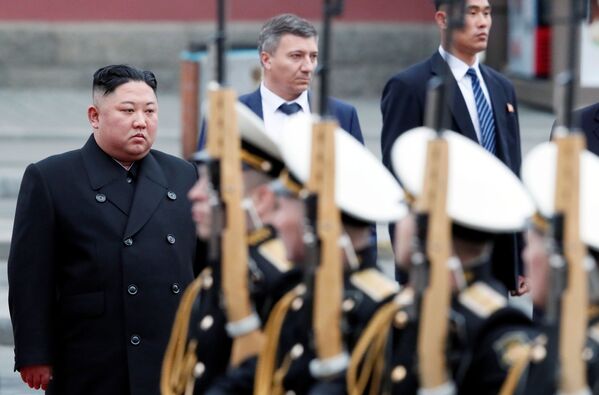 Лидер КНДР Ким Чен Ын на торжественной церемонии встречи во Владивостоке - Sputnik Абхазия