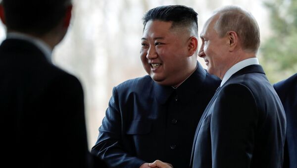 Председатель Госсовета Корейской Народно-Демократической Республики Ким Чен Ын во время встречи с президентом РФ Владимиром Путиным  - Sputnik Абхазия